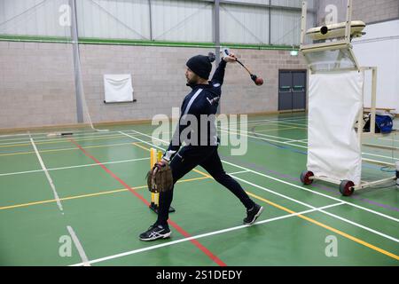 il battitore inglese Jamie Smith, e il suo allenatore, l'ex giocatore inglese Mark Stoneman, praticavano insieme all'Epsom College, Surrey, Inghilterra. Foto Stock