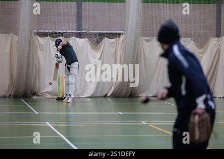 il battitore inglese Jamie Smith, e il suo allenatore, l'ex giocatore inglese Mark Stoneman, praticavano insieme all'Epsom College, Surrey, Inghilterra. Foto Stock