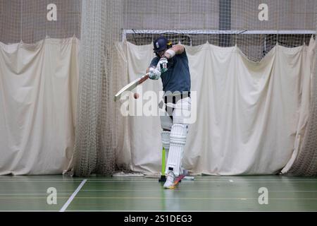 il battitore inglese Jamie Smith, e il suo allenatore, l'ex giocatore inglese Mark Stoneman, praticavano insieme all'Epsom College, Surrey, Inghilterra. Foto Stock