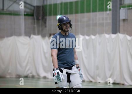 il battitore inglese Jamie Smith, e il suo allenatore, l'ex giocatore inglese Mark Stoneman, praticavano insieme all'Epsom College, Surrey, Inghilterra. Foto Stock