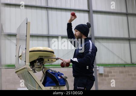 il battitore inglese Jamie Smith, e il suo allenatore, l'ex giocatore inglese Mark Stoneman, praticavano insieme all'Epsom College, Surrey, Inghilterra. Foto Stock