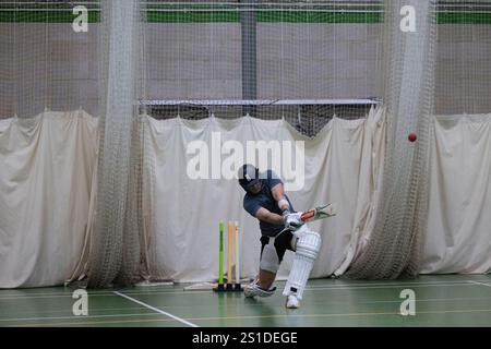 il battitore inglese Jamie Smith, e il suo allenatore, l'ex giocatore inglese Mark Stoneman, praticavano insieme all'Epsom College, Surrey, Inghilterra. Foto Stock