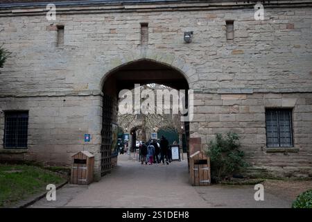 Ingresso al cortile del castello di Warwick, Warwickshire, Inghilterra, Regno Unito Foto Stock