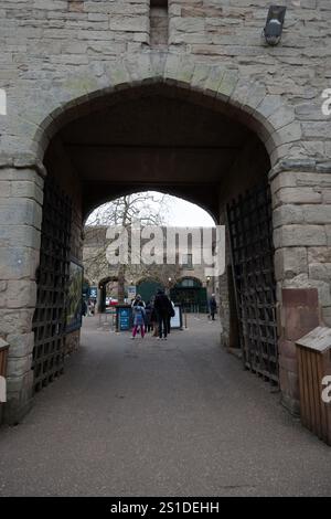 Ingresso al cortile del castello di Warwick, Warwickshire, Inghilterra, Regno Unito Foto Stock
