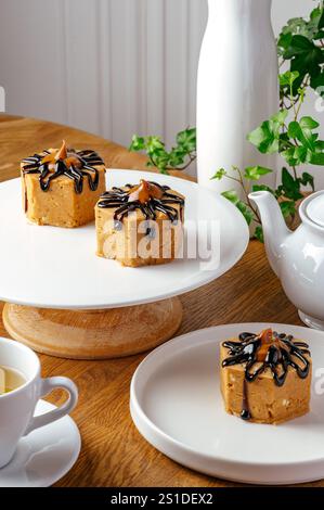 pan di spagna con caramello e arachidi Foto Stock