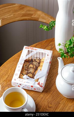 biscotti in una scatola sul tavolo Foto Stock