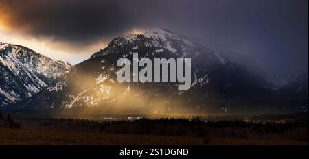 Il tramonto attraversa una tempesta di neve nel Parco Nazionale dei Grand Tetons. Foto Stock