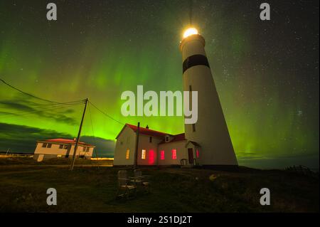 Aurora sul faro di Point Amour nel Labrador. Questo è stato un paio di giorni prima del grande spettacolo Crazy aurora all'inizio di ottobre 2024. Nikon Z 6 con Sigma Foto Stock