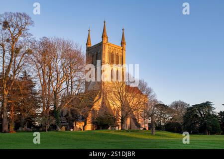 Abbazia di Pershore, Chiesa di Santa Croce, al tramonto a gennaio. Pershore, Worcestershire, Inghilterra Foto Stock