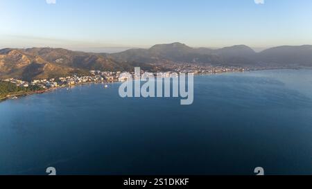 Vista aerea con droni della costa di Marmaris durante il tramonto in Turchia Foto Stock