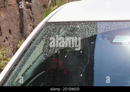 L'auto sporca ha bisogno di essere lavata. Auto piccola con sporco sul parabrezza. Foto Stock