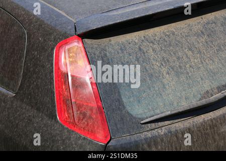 L'auto sporca ha bisogno di un lavaggio. Piccola vettura con sporco sul parabrezza posteriore. Foto Stock