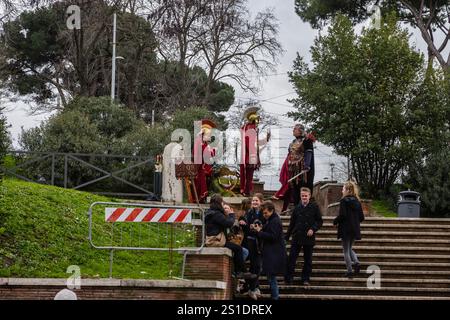 Roma, Italia - 11 febbraio 2013. Gli uomini vestiti da soldati romani si lasciano fotografare dai turisti a pagamento nel foro Romano. Foto Stock