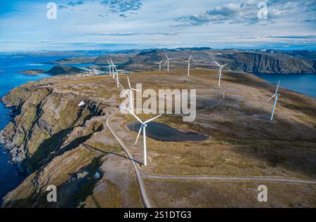 Mulini a vento per la produzione di energia elettrica. Vista artico, Havoysund, Norvegia settentrionale la fotografia aerea. Foto Stock