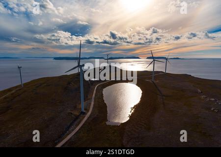 Mulini a vento per la produzione di energia elettrica. Vista artico, Havoysund, Norvegia settentrionale la fotografia aerea. Foto Stock