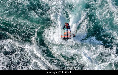 Vista aerea del giro in moto d'acqua. Vasche idromassaggio del maelstrom di Saltstraumen, Nordland, Norvegia. Foto Stock