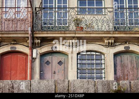 Porto, Portogallo, 25 dicembre 2024: Storie in pietra: Gli ingressi storici di Ribeira Foto Stock