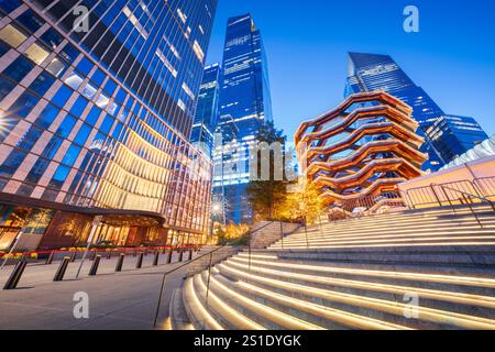 New York, New York, USA a Hudson Yards durante l'ora blu. Foto Stock