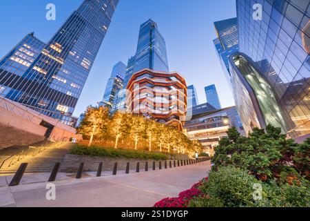 New York, New York, USA a Hudson Yards durante l'ora blu. Foto Stock