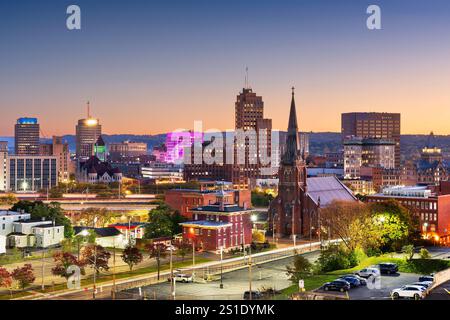Syracuse, New York, Stati Uniti, skyline della città al crepuscolo. Foto Stock