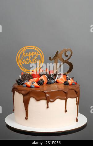 Torta di compleanno per le feste. diciottesimo compleanno Foto Stock