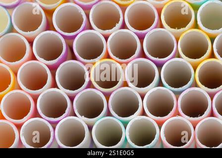 Paillette di carta colorata, grana circolare in primo piano. Sfondo astratto. Vista frontale. Trencin, Slovacchia Foto Stock