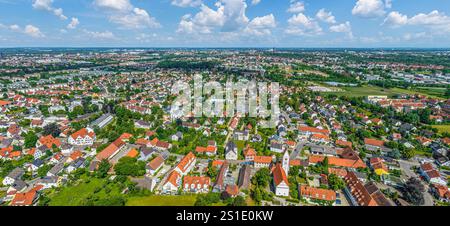 Vista aerea di Stadtbergen sul bordo orientale del Parco naturale delle foreste occidentali di Augusta Foto Stock