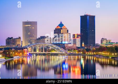 Rochester, New York, USA, paesaggio urbano sul fiume Genesee all'alba. Foto Stock