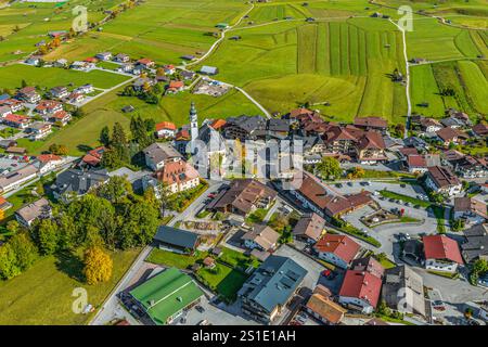 Vista del bacino dell'Ehrwald intorno a Lermoos con un paesaggio montano autunnale Foto Stock