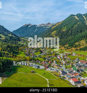 Vista del bacino dell'Ehrwald intorno a Lermoos con un paesaggio montano autunnale Foto Stock