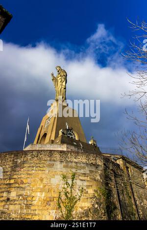 Vista ravvicinata della statua del Cristo de la Mota in cima al Monte Urgull con il cielo spettacolare a San Sebastián, Spagna. Monumenti religiosi e architettura. Alto Foto Stock