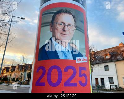 Wahlplakat der Linken Erfurt, 03.01.2025 Ein Walplakat zur Bundestagswahl 2025 der Partei die linke mit einem foto des Spitzenkandidaten und Ministerpräsiden A.D. von Thüringen Bodo Ramelow an einer Litfaßsäule im Erfurter Wohngebiet im Rieth im Norden der Stadt. Riehtstraße Ecke Gisperslebener Straße Thüringen Deutschland *** poster elettorale del Partito di sinistra Erfurt, 03 01 2025 Un poster balena per le elezioni federali 2025 del partito Die linke con una foto del candidato più alto e primo ministro a D della Turingia Bodo Ramelow su un pilastro pubblicitario nella zona residenziale di Erfurt a Rieth in Foto Stock