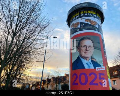 Wahlplakat der Linken Erfurt, 03.01.2025 Ein Walplakat zur Bundestagswahl 2025 der Partei die linke mit einem foto des Spitzenkandidaten und Ministerpräsiden A.D. von Thüringen Bodo Ramelow an einer Litfaßsäule im Erfurter Wohngebiet im Rieth im Norden der Stadt. Riehtstraße Ecke Gisperslebener Straße Thüringen Deutschland *** poster elettorale del Partito di sinistra Erfurt, 03 01 2025 Un poster balena per le elezioni federali 2025 del partito Die linke con una foto del candidato più alto e primo ministro a D della Turingia Bodo Ramelow su un pilastro pubblicitario nella zona residenziale di Erfurt a Rieth in Foto Stock