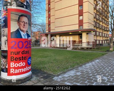 Wahlplakat der Linken Erfurt, 03.01.2025 Ein Walplakat zur Bundestagswahl 2025 der Partei die linke mit einem foto des Spitzenkandidaten und Ministerpräsiden A.D. von Thüringen Bodo Ramelow an einer Litfaßsäule im Erfurter Wohngebiet im Rieth im Norden der Stadt. Mainzer Straße Thüringen Deutschland *** poster elettorale del Partito di sinistra Erfurt, 03 01 2025 Un poster balena per le elezioni federali 2025 del partito Die linke con una foto del candidato più alto e primo ministro a D della Turingia Bodo Ramelow su un pilastro pubblicitario nella zona residenziale di Erfurt a Rieth nel nord della città M Foto Stock