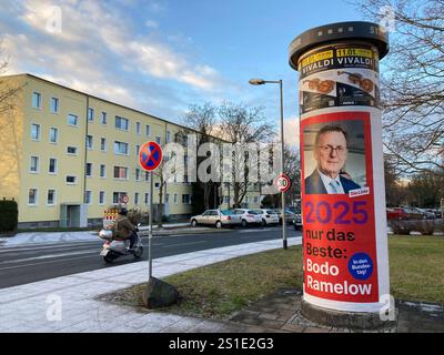 Wahlplakat der Linken Erfurt, 03.01.2025 Ein Walplakat zur Bundestagswahl 2025 der Partei die linke mit einem foto des Spitzenkandidaten und Ministerpräsiden A.D. von Thüringen Bodo Ramelow an einer Litfaßsäule im Erfurter Wohngebiet im Rieth im Norden der Stadt. Mainzer Straße Thüringen Deutschland *** poster elettorale del Partito di sinistra Erfurt, 03 01 2025 Un poster balena per le elezioni federali 2025 del partito Die linke con una foto del candidato più alto e primo ministro a D della Turingia Bodo Ramelow su un pilastro pubblicitario nella zona residenziale di Erfurt a Rieth nel nord della città M Foto Stock