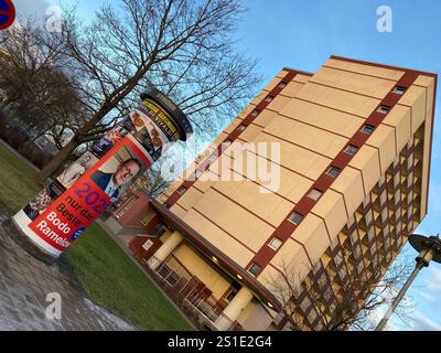 Wahlplakat der Linken Erfurt, 03.01.2025 Ein Walplakat zur Bundestagswahl 2025 der Partei die linke mit einem foto des Spitzenkandidaten und Ministerpräsiden A.D. von Thüringen Bodo Ramelow an einer Litfaßsäule im Erfurter Wohngebiet im Rieth im Norden der Stadt. Mainzer Straße Thüringen Deutschland *** poster elettorale del Partito di sinistra Erfurt, 03 01 2025 Un poster balena per le elezioni federali 2025 del partito Die linke con una foto del candidato più alto e primo ministro a D della Turingia Bodo Ramelow su un pilastro pubblicitario nella zona residenziale di Erfurt a Rieth nel nord della città M Foto Stock