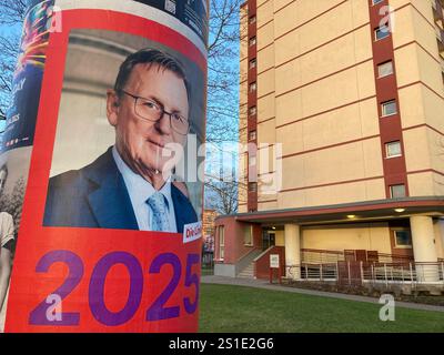 Wahlplakat der Linken Erfurt, 03.01.2025 Ein Walplakat zur Bundestagswahl 2025 der Partei die linke mit einem foto des Spitzenkandidaten und Ministerpräsiden A.D. von Thüringen Bodo Ramelow an einer Litfaßsäule im Erfurter Wohngebiet im Rieth im Norden der Stadt. Mainzer Straße Thüringen Deutschland *** poster elettorale del Partito di sinistra Erfurt, 03 01 2025 Un poster balena per le elezioni federali 2025 del partito Die linke con una foto del candidato più alto e primo ministro a D della Turingia Bodo Ramelow su un pilastro pubblicitario nella zona residenziale di Erfurt a Rieth nel nord della città M Foto Stock