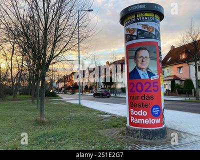 Wahlplakat der Linken Erfurt, 03.01.2025 Ein Walplakat zur Bundestagswahl 2025 der Partei die linke mit einem foto des Spitzenkandidaten und Ministerpräsiden A.D. von Thüringen Bodo Ramelow an einer Litfaßsäule im Erfurter Wohngebiet im Rieth im Norden der Stadt. Riehtstraße Ecke Gisperslebener Straße Thüringen Deutschland *** poster elettorale del Partito di sinistra Erfurt, 03 01 2025 Un poster balena per le elezioni federali 2025 del partito Die linke con una foto del candidato più alto e primo ministro a D della Turingia Bodo Ramelow su un pilastro pubblicitario nella zona residenziale di Erfurt a Rieth in Foto Stock