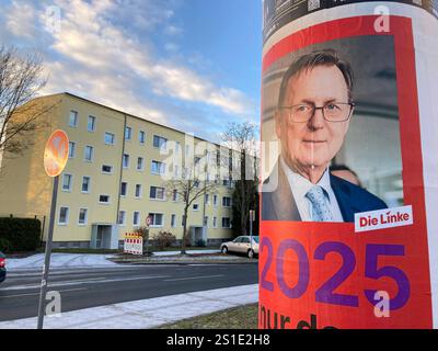 Wahlplakat der Linken Erfurt, 03.01.2025 Ein Walplakat zur Bundestagswahl 2025 der Partei die linke mit einem foto des Spitzenkandidaten und Ministerpräsiden A.D. von Thüringen Bodo Ramelow an einer Litfaßsäule im Erfurter Wohngebiet im Rieth im Norden der Stadt. Mainzer Straße Thüringen Deutschland *** poster elettorale del Partito di sinistra Erfurt, 03 01 2025 Un poster balena per le elezioni federali 2025 del partito Die linke con una foto del candidato più alto e primo ministro a D della Turingia Bodo Ramelow su un pilastro pubblicitario nella zona residenziale di Erfurt a Rieth nel nord della città M Foto Stock