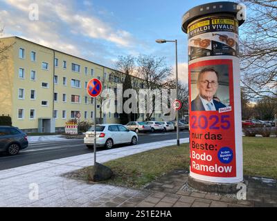 Wahlplakat der Linken Erfurt, 03.01.2025 Ein Walplakat zur Bundestagswahl 2025 der Partei die linke mit einem foto des Spitzenkandidaten und Ministerpräsiden A.D. von Thüringen Bodo Ramelow an einer Litfaßsäule im Erfurter Wohngebiet im Rieth im Norden der Stadt. Mainzer Straße Thüringen Deutschland *** poster elettorale del Partito di sinistra Erfurt, 03 01 2025 Un poster balena per le elezioni federali 2025 del partito Die linke con una foto del candidato più alto e primo ministro a D della Turingia Bodo Ramelow su un pilastro pubblicitario nella zona residenziale di Erfurt a Rieth nel nord della città M Foto Stock