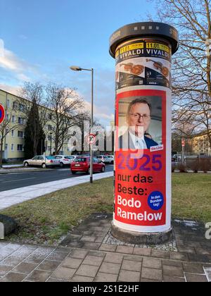 Wahlplakat der Linken Erfurt, 03.01.2025 Ein Walplakat zur Bundestagswahl 2025 der Partei die linke mit einem foto des Spitzenkandidaten und Ministerpräsiden A.D. von Thüringen Bodo Ramelow an einer Litfaßsäule im Erfurter Wohngebiet im Rieth im Norden der Stadt. Mainzer Straße Thüringen Deutschland *** poster elettorale del Partito di sinistra Erfurt, 03 01 2025 Un poster balena per le elezioni federali 2025 del partito Die linke con una foto del candidato più alto e primo ministro a D della Turingia Bodo Ramelow su un pilastro pubblicitario nella zona residenziale di Erfurt a Rieth nel nord della città M Foto Stock