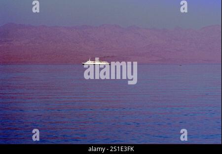 Traghetto, Golfo di Aqaba e montagne dell'Arabia Saudita nella nebbia, Nuweiba, Penisola del Sinai, Egitto, settembre 1989 Foto Stock