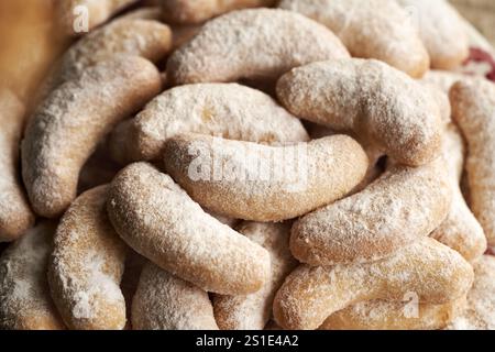 Biscotti di Natale fatti in casa chiamati Kipferl o mezzaluna di vaniglia, da vicino Foto Stock