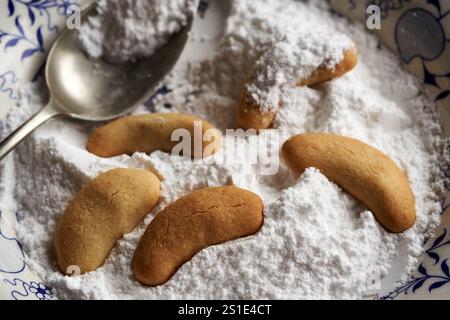 Ricoperto di vaniglia i biscotti di Natale fatti in casa chiamati Kipferl in polvere di zucchero Foto Stock