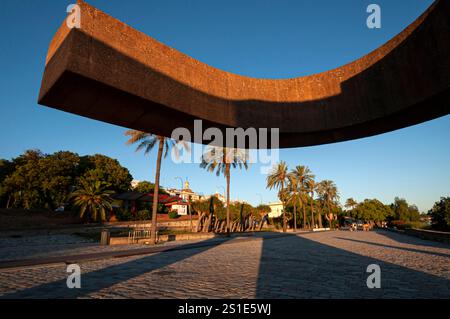 Scultura di Eduardo Chillida, Monumento alla tolleranza vicino al fiume Guadalquivir, Siviglia, Andalusia, Spagna Foto Stock