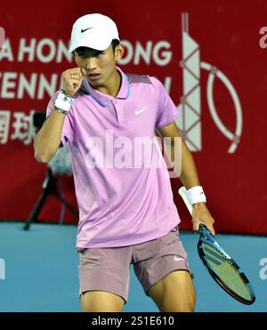 Hong Kong, Cina. 3 gennaio 2025. Shang Juncheng, cinese, celebra i punti segnati durante i quarti di finale contro l'ungherese Fabian Marozsan all'ATP250 Hong Kong Tennis Open di Hong Kong, Cina meridionale, 3 gennaio 2025. Crediti: Lo Ping fai/Xinhua/Alamy Live News Foto Stock