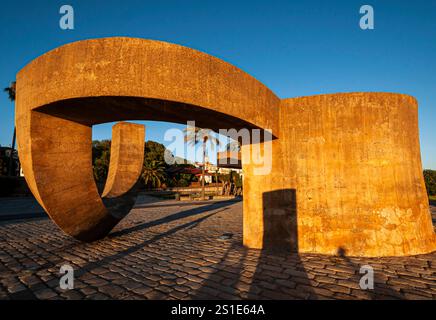 Scultura di Eduardo Chillida, Monumento alla tolleranza vicino al fiume Guadalquivir, Siviglia, Andalusia, Spagna Foto Stock