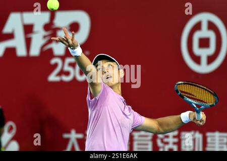 Hong Kong, Cina. 3 gennaio 2025. Shang Juncheng è presente nei quarti di finale contro l'ungherese Fabian Marozsan all'ATP250 Hong Kong Tennis Open di Hong Kong, nel sud della Cina, 3 gennaio 2025. Crediti: Lo Ping fai/Xinhua/Alamy Live News Foto Stock