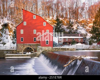 Il Red Mill di Clinton, New Jersey, fu costruito nel 1812 per lavorare la lana. Oggi il mulino è conosciuto come "The Red Mill Museum Village". Foto Stock