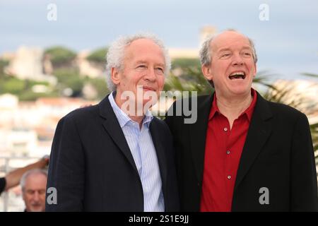 I registi Luc (r) e Jean-Pierre Dardenne assistono al photocall di "Deux Jours, Une Nuit" durante il 67° Festival Internazionale di Cannes al Palais des Festivals di Cannes, in Francia, il 20 maggio 2014 Foto Stock